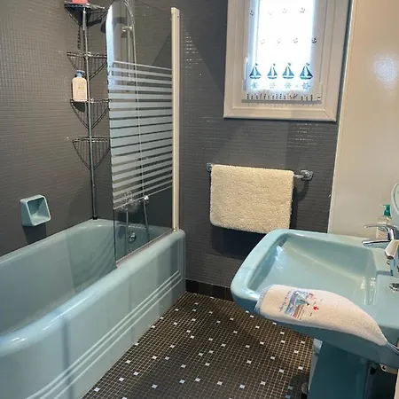 Proche De La Mer, Cour Et Grand Jardin Clos, 2 A 6 Personnes (adults Only) Reville