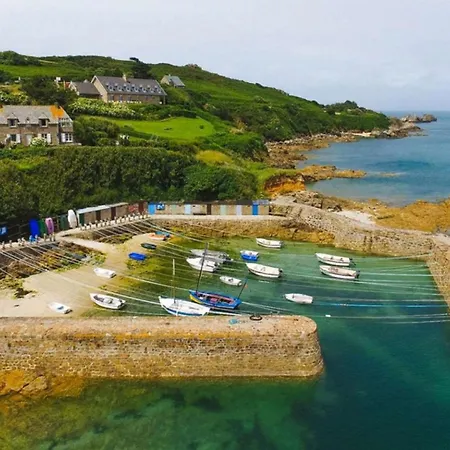 Casa vacanze Proche Et Petites Plages, Cour Privée Et Grand Jardin Clos - 2 à 5 Personness Réville