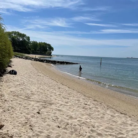 Proche De La Mer, Cour Et Grand Jardin Clos, 2 A 6 Personnes (adults Only) * Reville