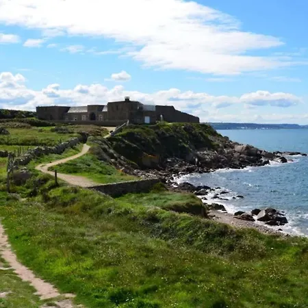 Casa vacanze Proche Et Petites Plages, Cour Privée Et Grand Jardin Clos - 2 à 5 Personness