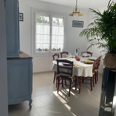 Proche De La Mer, Cour Et Grand Jardin Clos, 2 A 6 Personnes (adults Only) * Reville