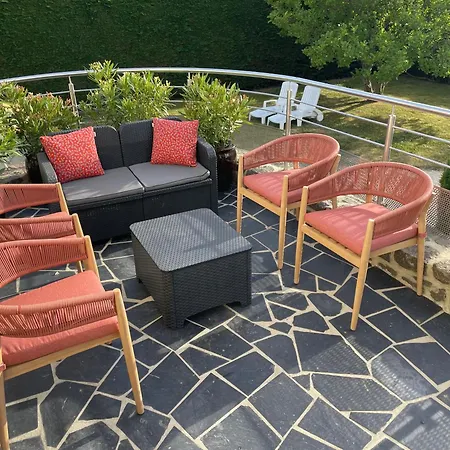 Proche Mer, Cour Privee Et Grand Jardin Clos - 2 A 5 Personnes (adults Only) * Réville