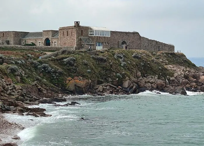 Proche Mer, Cour Privee Et Grand Jardin Clos - 2 A 5 Personnes (adults Only) * Réville